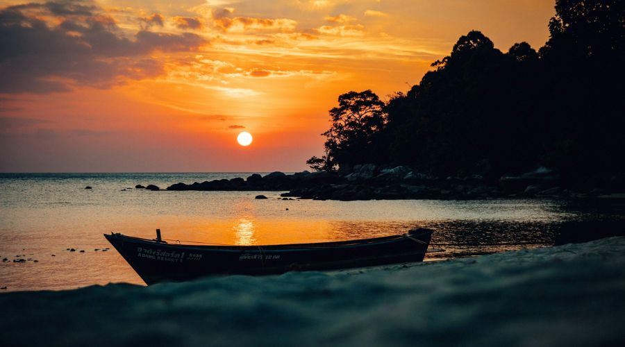 เรือหัวโทงริมหาดเกาะอาดังช่วงพระอาทิตย์ตกดิน จังหวัดสตูล
